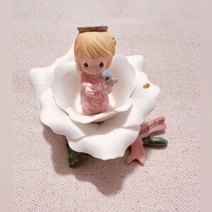 Precious Moments | Figurine | Nov Rose Angel "November"